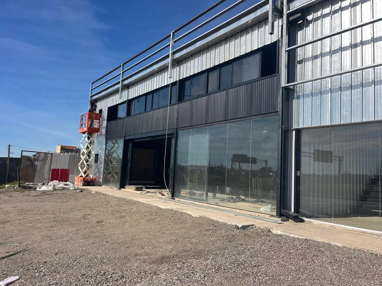 VENTA LOCAL COMERCIAL. SOBRE AV CIRCUNVALACION NORTE. COLECTORA EXTERNA. POETA LUGONES 8