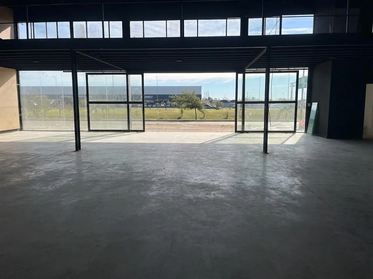 VENTA LOCAL COMERCIAL. SOBRE AV CIRCUNVALACION NORTE. COLECTORA EXTERNA. POETA LUGONES 5