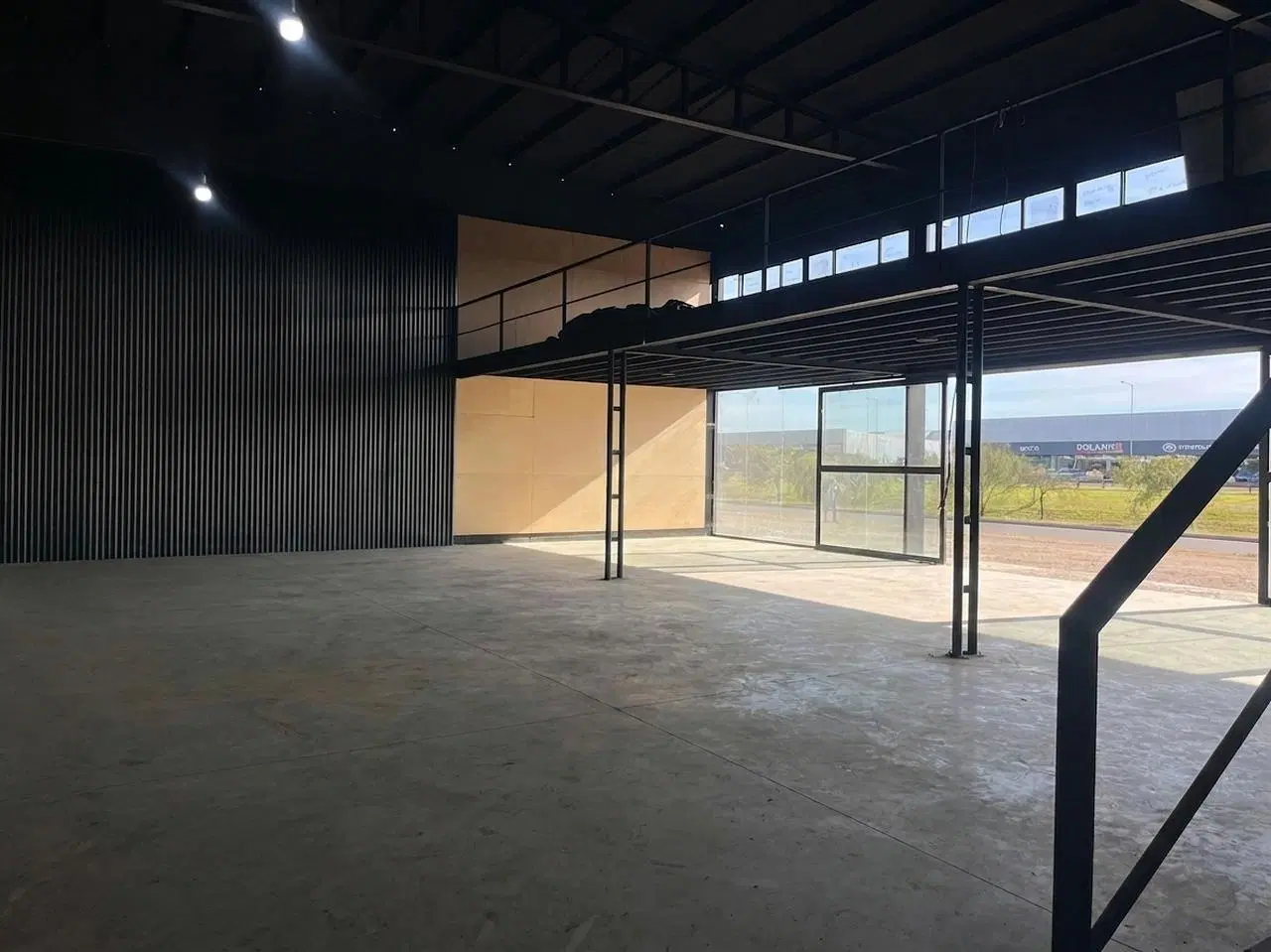 VENTA LOCAL COMERCIAL. SOBRE AV CIRCUNVALACION NORTE. COLECTORA EXTERNA. POETA LUGONES 2
