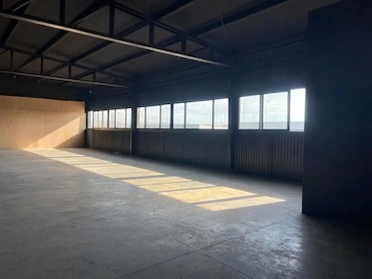VENTA LOCAL COMERCIAL. SOBRE AV CIRCUNVALACION NORTE. COLECTORA EXTERNA. POETA LUGONES 4