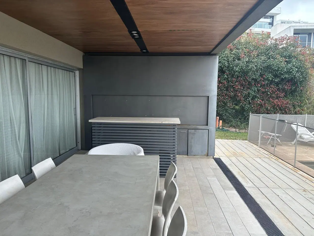 VENDO CASA MODERNA EN LA RUFINA. 4 DORM., PILETA 8