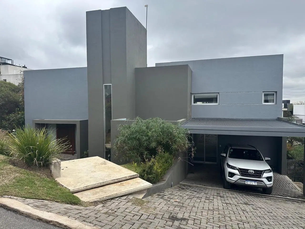 VENDO CASA MODERNA EN LA RUFINA. 4 DORM., PILETA 4