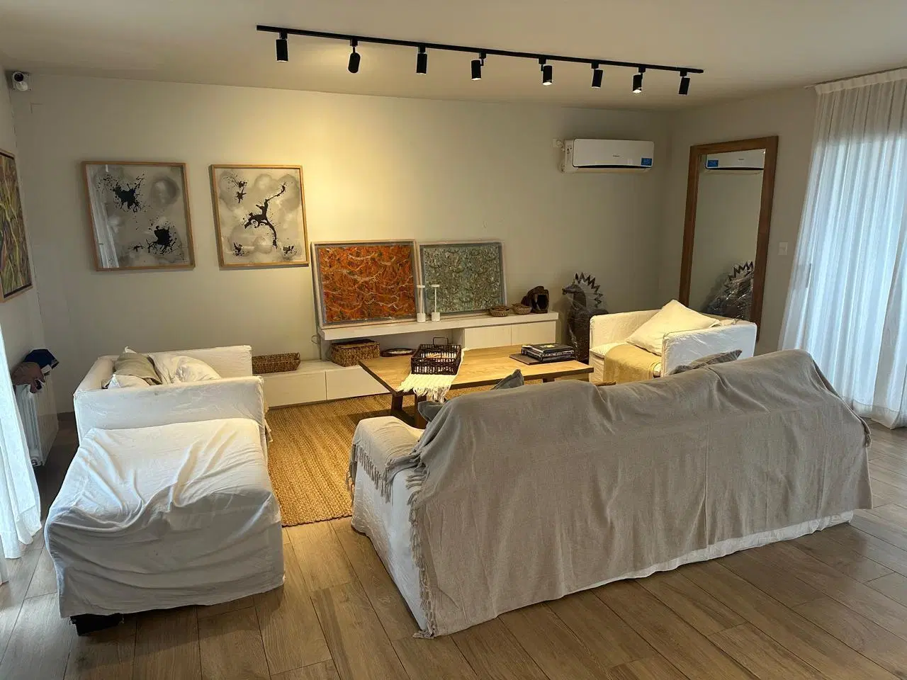 VENDO CASA MODERNA EN LA RUFINA. 4 DORM., PILETA 2