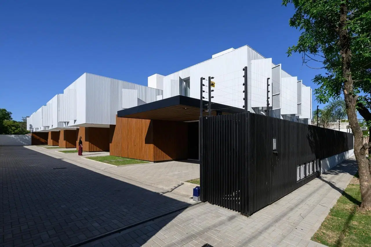 Casas en Venta en Housing | 3 Dormitorios | Patio Propio | Seguridad | Salida a Circunvalación en 2´ 2