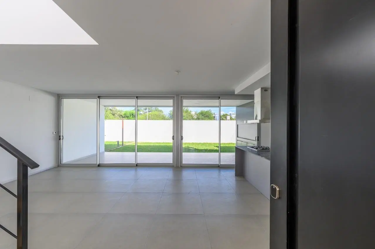 Casas en Venta en Housing | 3 Dormitorios | Patio Propio | Seguridad | Salida a Circunvalación en 2´ 1