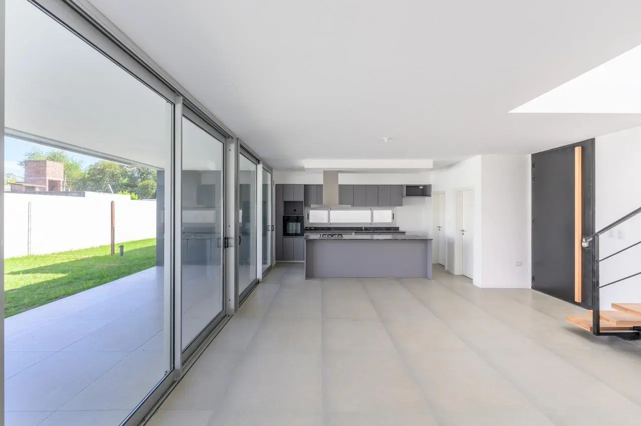 Casas en Venta en Housing | 3 Dormitorios | Patio Propio | Seguridad | Salida a Circunvalación en 2´ 8