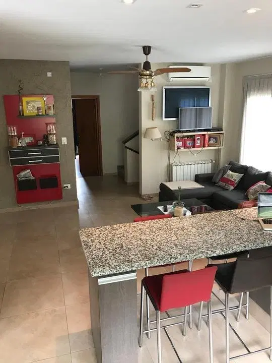 VENDO CASA EN LA RUFINA. UBIC. CENTRAL. 3 DORM. PILETA 1