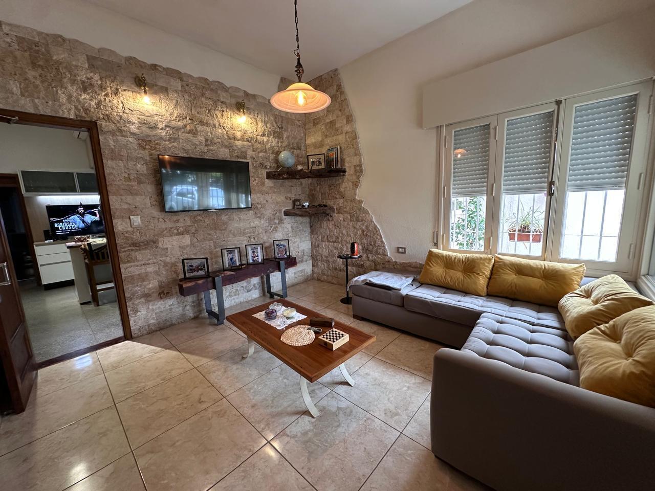 Foto de Venta de casa. 4 dormitorios. Apto crédito. Jardín. Galeria cerrada. Barrio Marques de Sobremonte, imagen 3