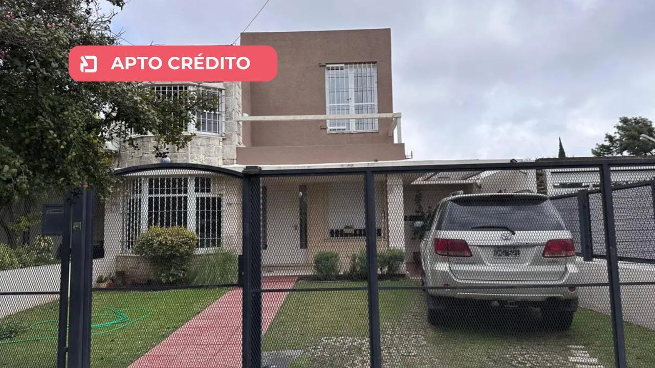 Foto de Venta de casa. 4 dormitorios. Apto crédito. Jardín. Galeria cerrada. Barrio Marques de Sobremonte, imagen 1