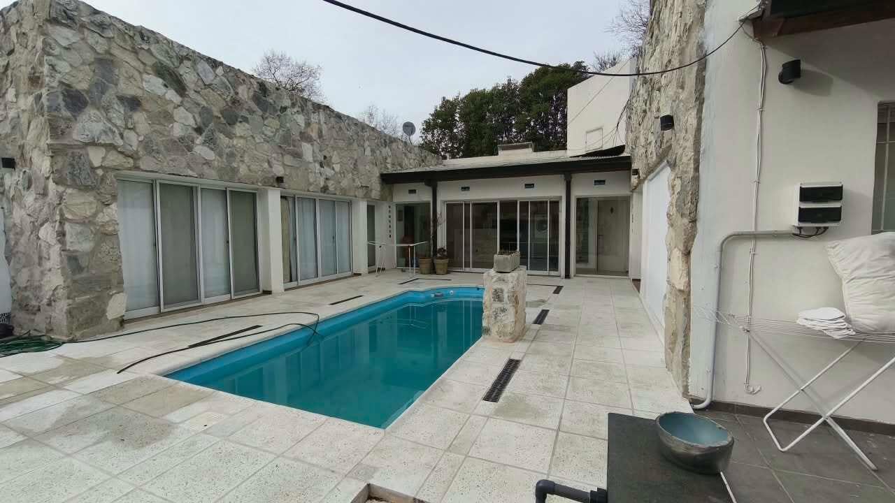 Foto de VENTA CASA DE CATEGORÍA CON PILETA - ALTA GRACIA, imagen 2