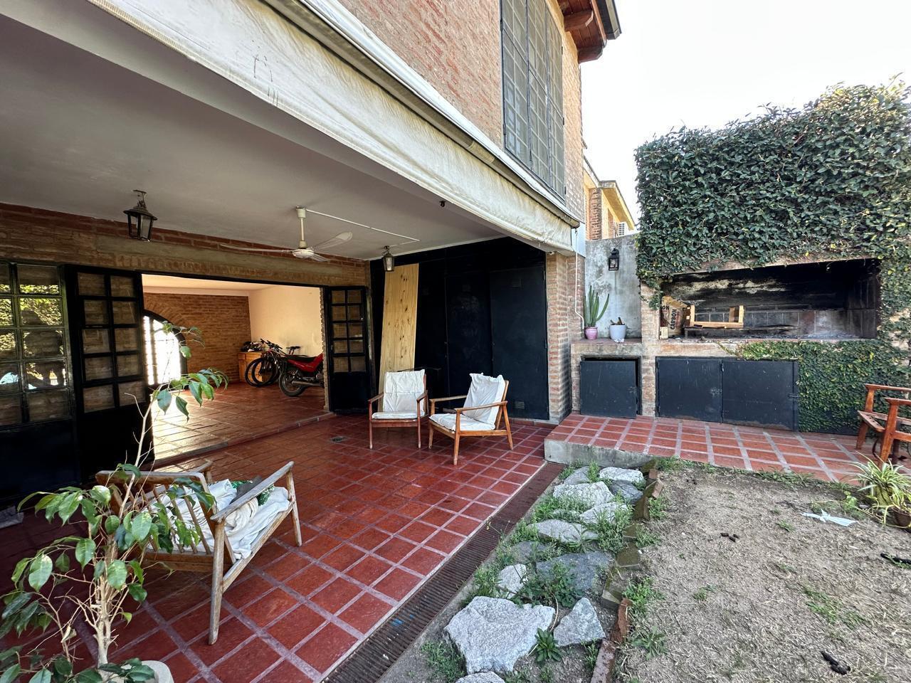 Foto de Venta de casa en urca. 4 dormitorios. Dependencia de servicio. Pileta, imagen 3