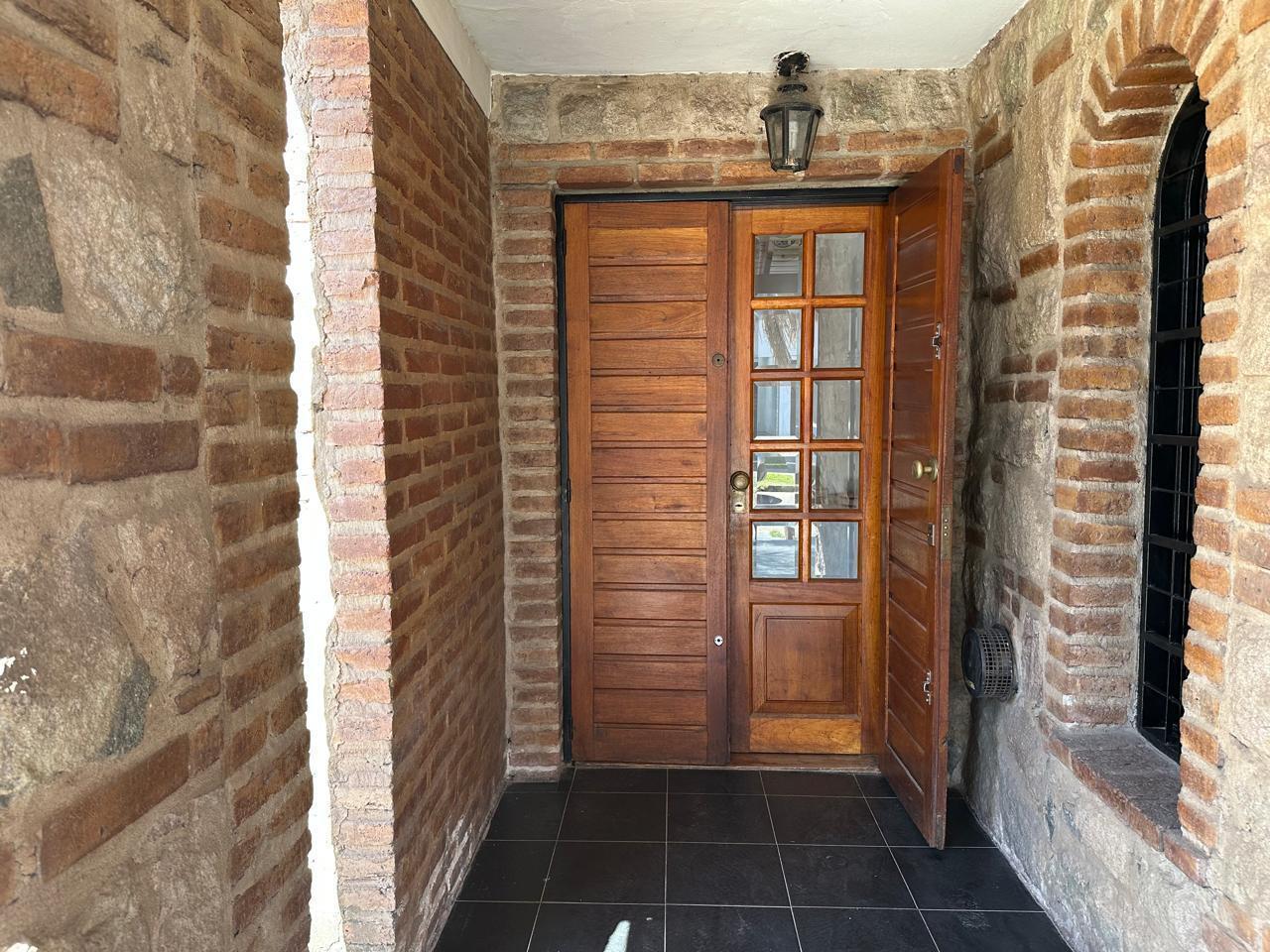 Foto de Venta de casa en urca. 4 dormitorios. Dependencia de servicio. Pileta, imagen 2