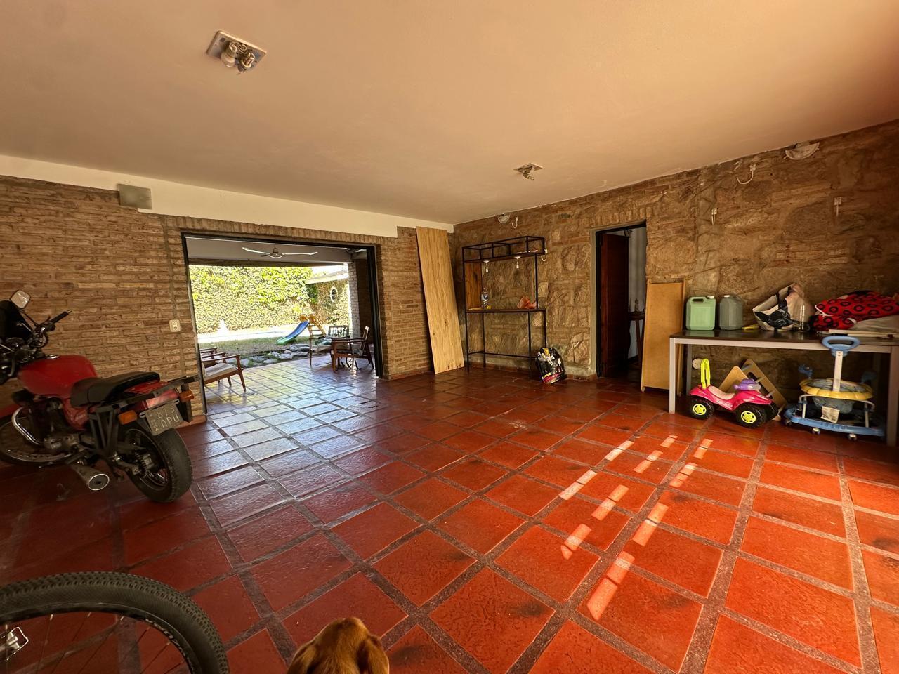 Foto de Venta de casa en urca. 4 dormitorios. Dependencia de servicio. Pileta, imagen 3