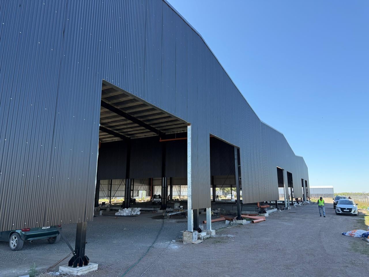 Foto de GALPÓN INDUSTRIAL EN VENTA DE 750 M² – RUTA NACIONAL 9 – JUÁREZ CELMAN, imagen 1