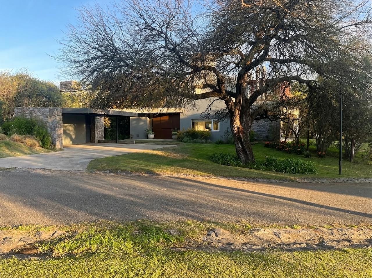 Foto de VENTA | Casa de arquitectura de autor · 3 dorm. +, imagen 2