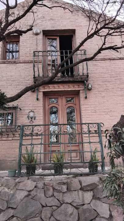 Foto de Casa de 5 ambientes con jardín y cochera en Mendiolaza, imagen 2