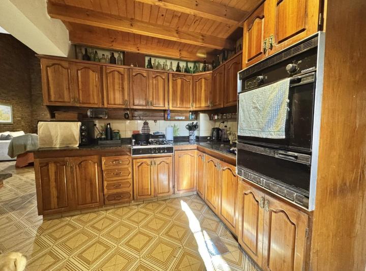 Venta casa con pileta en Luján 5