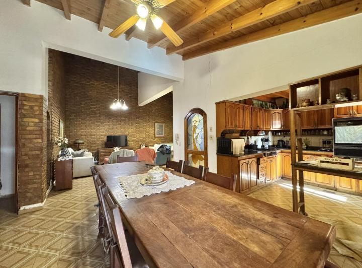 Venta casa con pileta en Luján 4