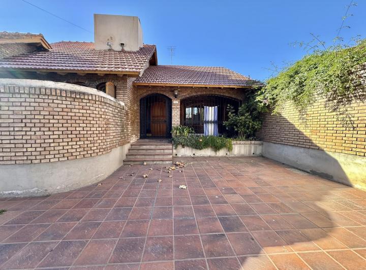 Venta casa con pileta en Luján 2