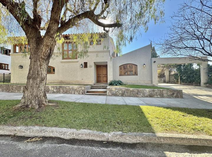 Venta casa 4 habitaciones con pileta Mendoza 2