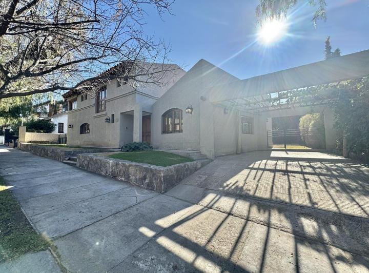 Venta casa 4 habitaciones con pileta Mendoza 3