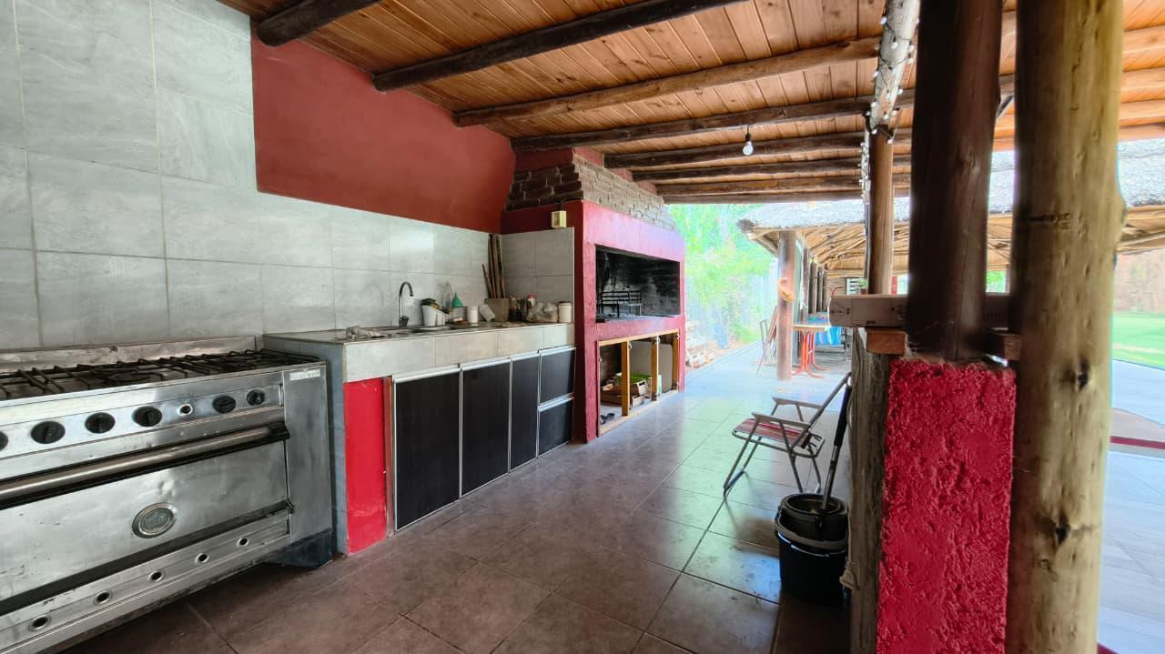 Foto de Casa 2 DORMITORIOS 1 BAÑO Galería Quincho Pileta 1500 m2 Parquizado Fin de semana vivienda familiar, imagen 3