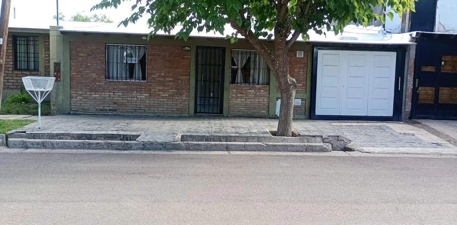 VENTA DE HERMOSA CASA  MAS DEPARTAMENTO EN GODOY CRUZ, BARRIO ALICIA M. JUSTO. 3