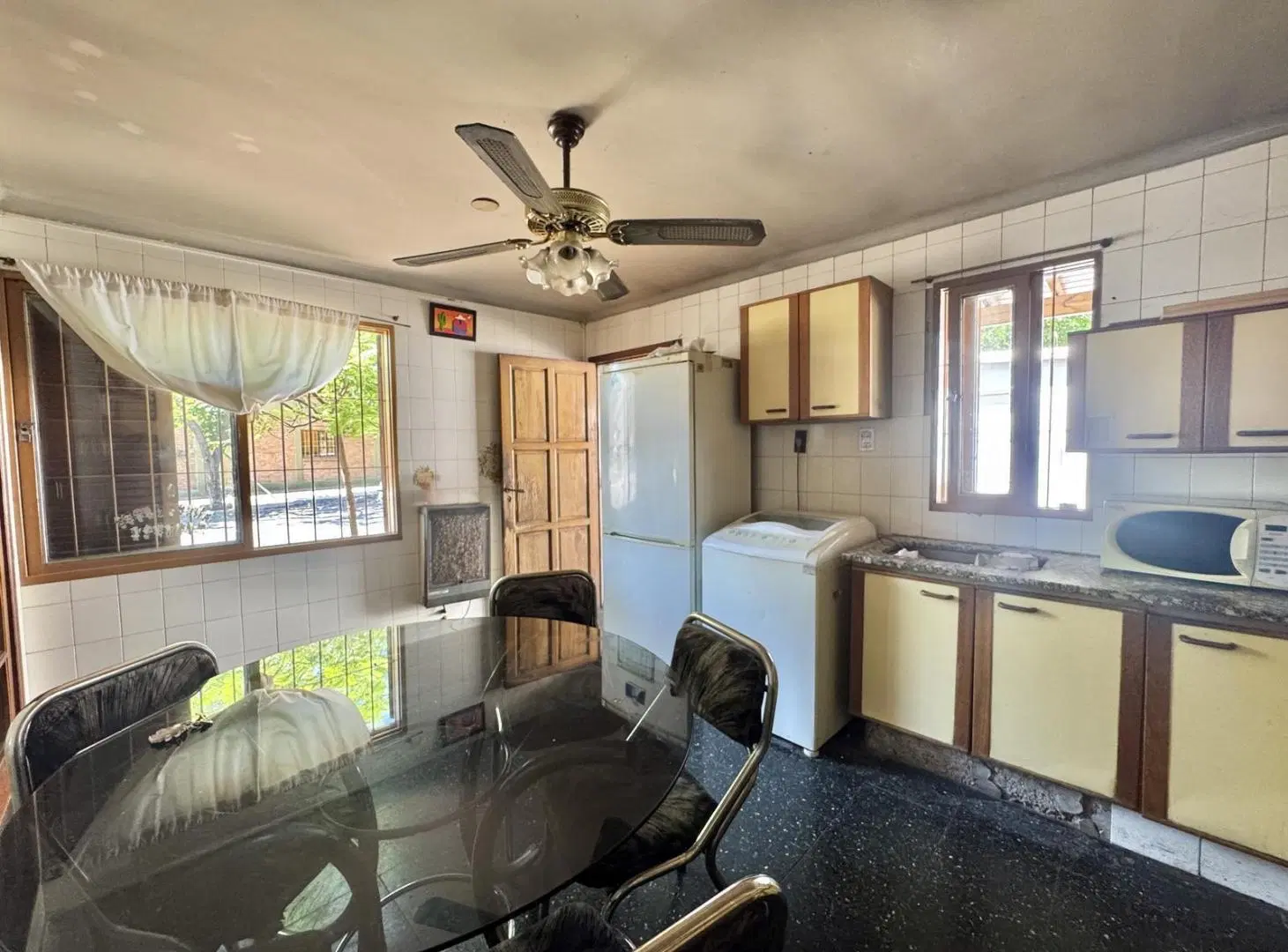 Casa en esquina en Dorrego con 4 dormitorios, patio y posibilidad de ampliación 3
