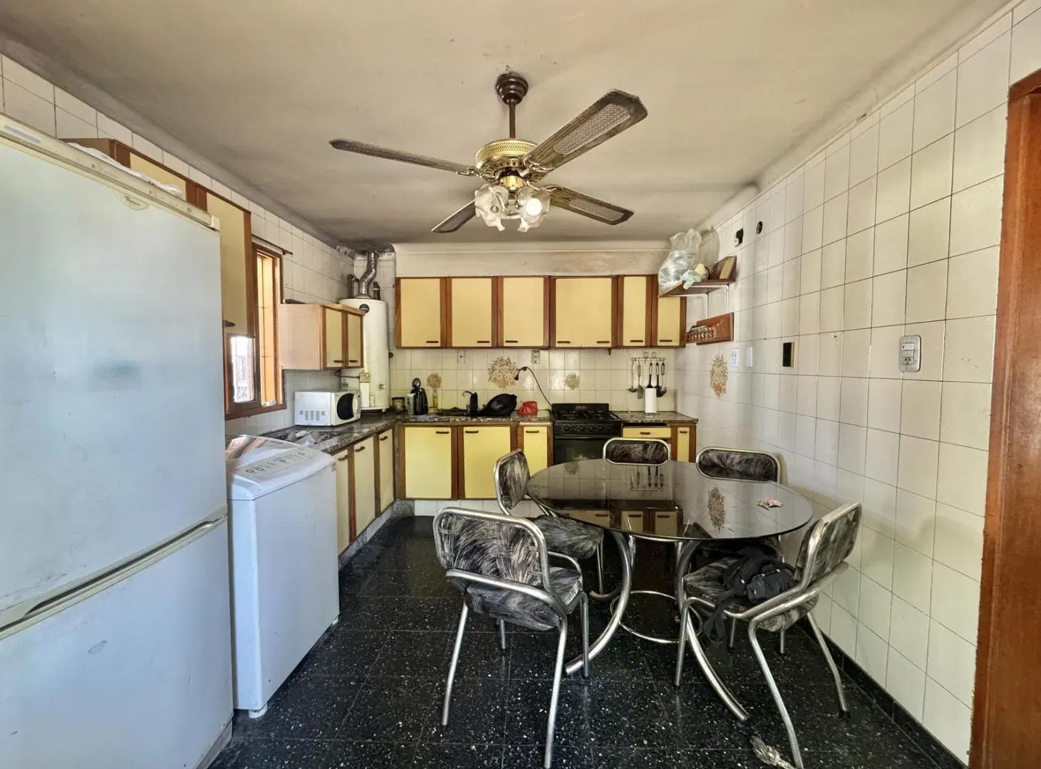 Casa en esquina en Dorrego con 4 dormitorios, patio y posibilidad de ampliación 4
