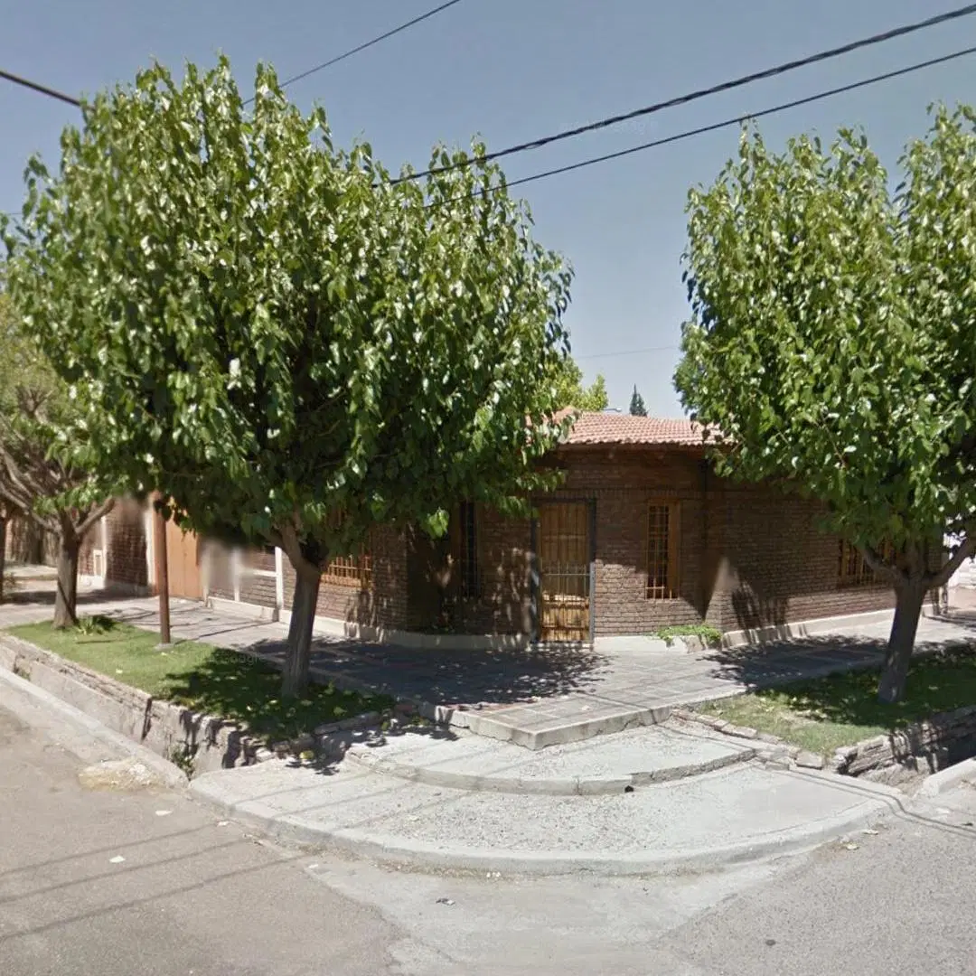 Casa en esquina en Dorrego con 4 dormitorios, patio y posibilidad de ampliación 2