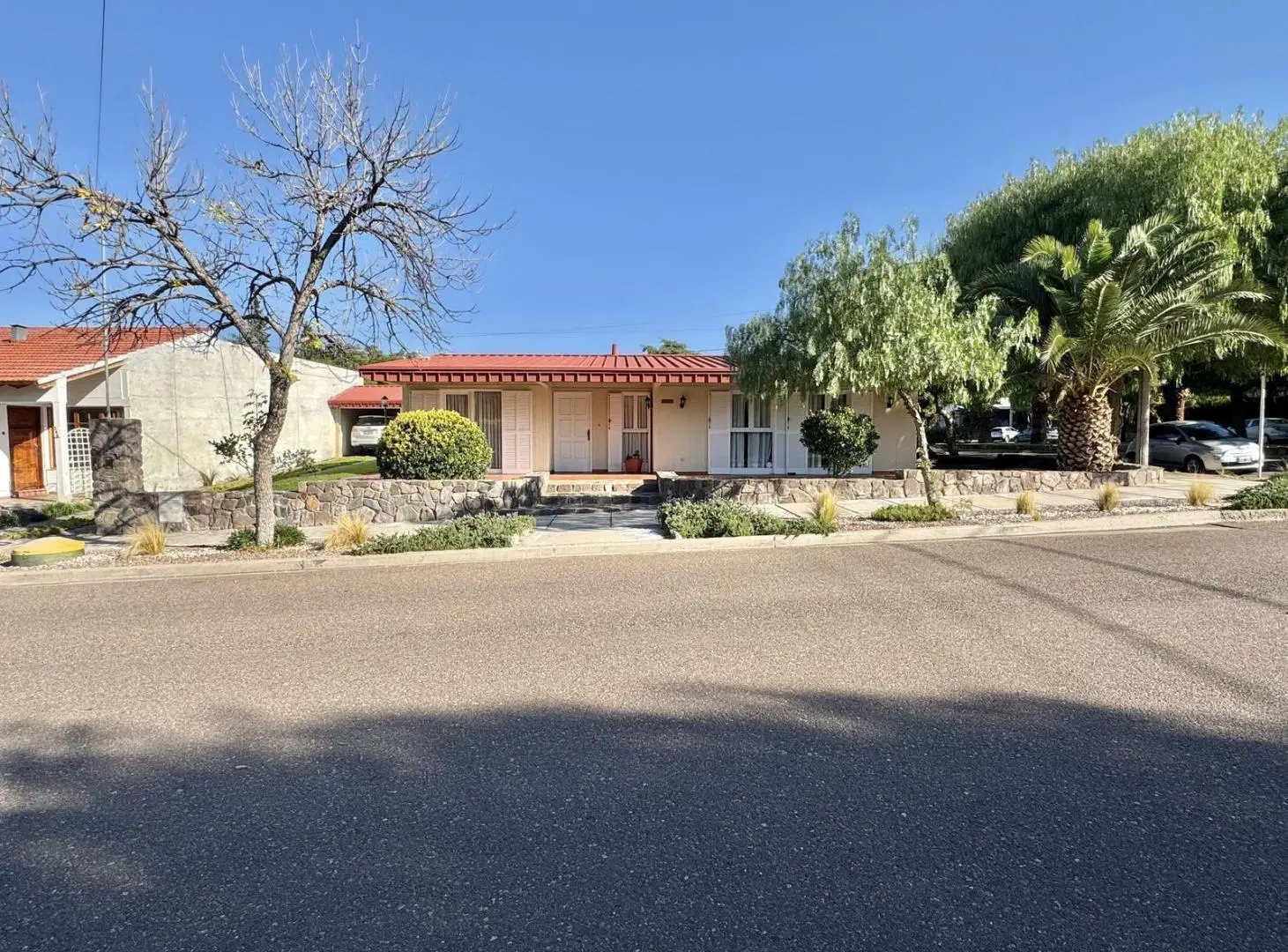 Casa familiar en Barrio Dalvian con 4 dormitorios, pileta y quincho 4