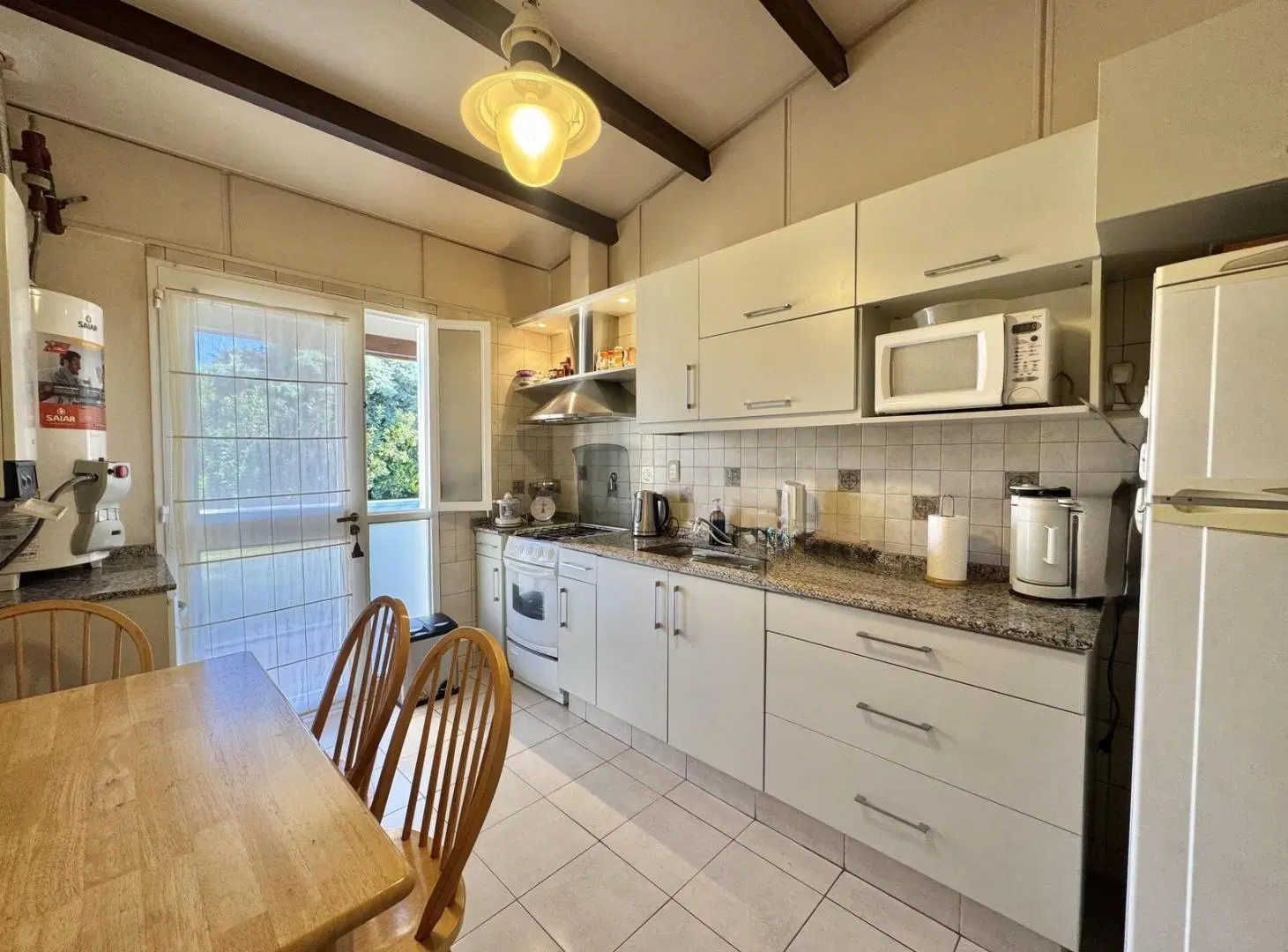 Casa familiar en Barrio Dalvian con 4 dormitorios, pileta y quincho 8