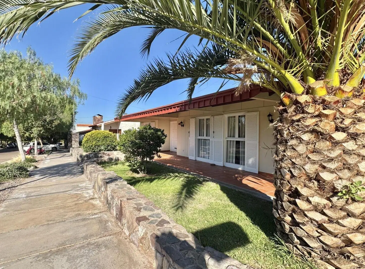 Casa familiar en Barrio Dalvian con 4 dormitorios, pileta y quincho 3