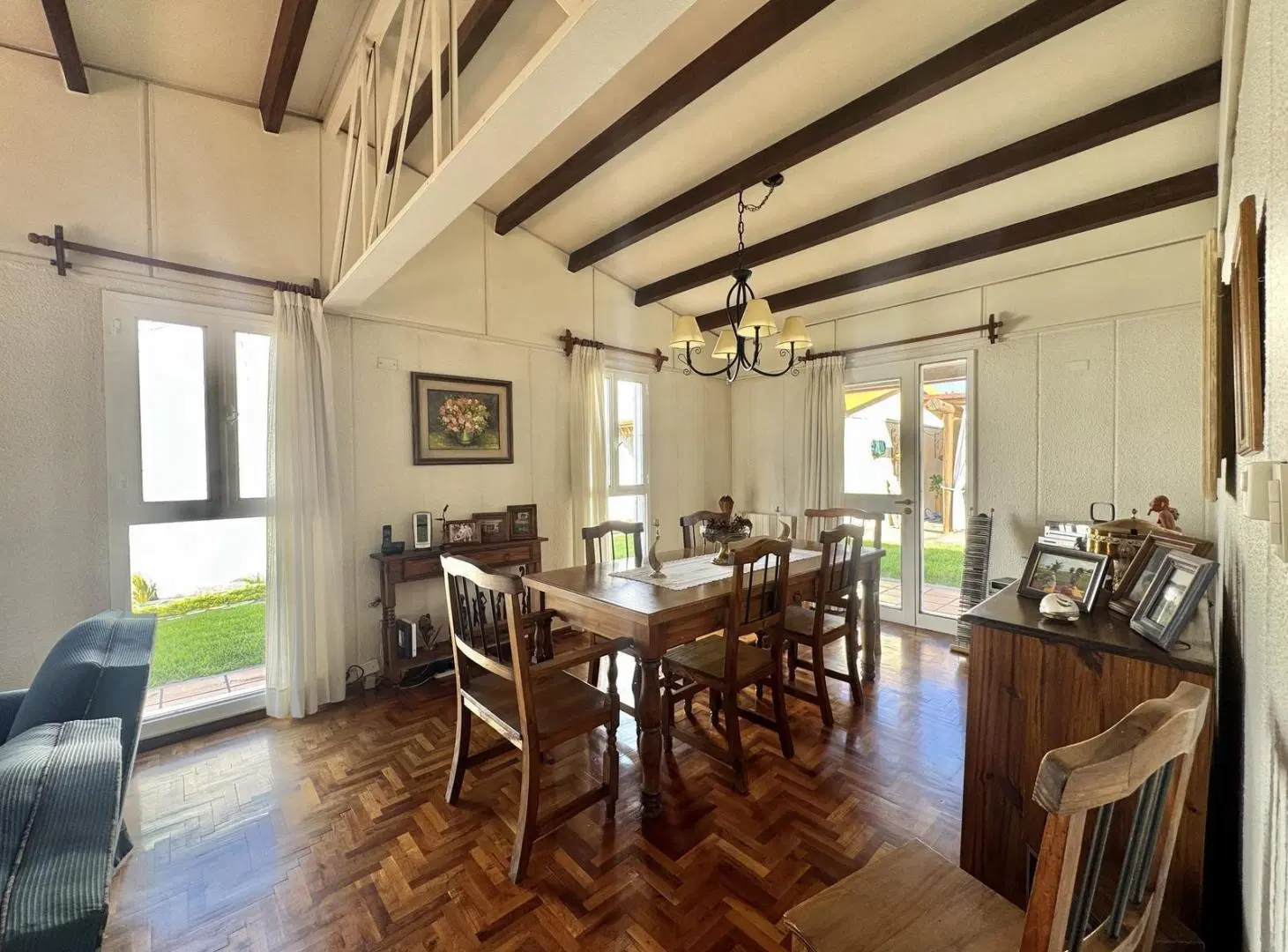 Casa familiar en Barrio Dalvian con 4 dormitorios, pileta y quincho 5