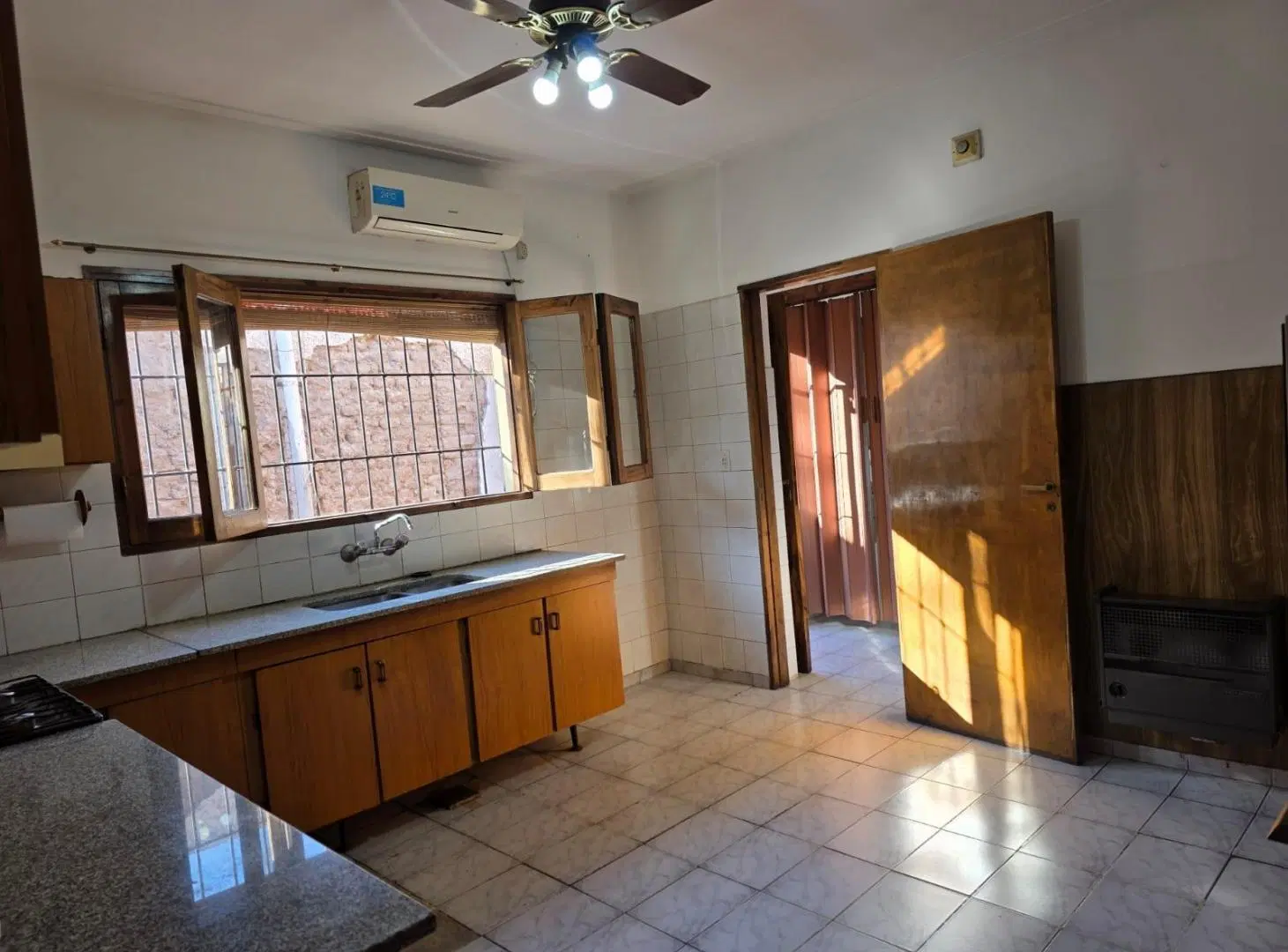 Venta de casa en cuarta seccion, ciudad de Mendoza, tres dormitorios, cochera doble y patio 2