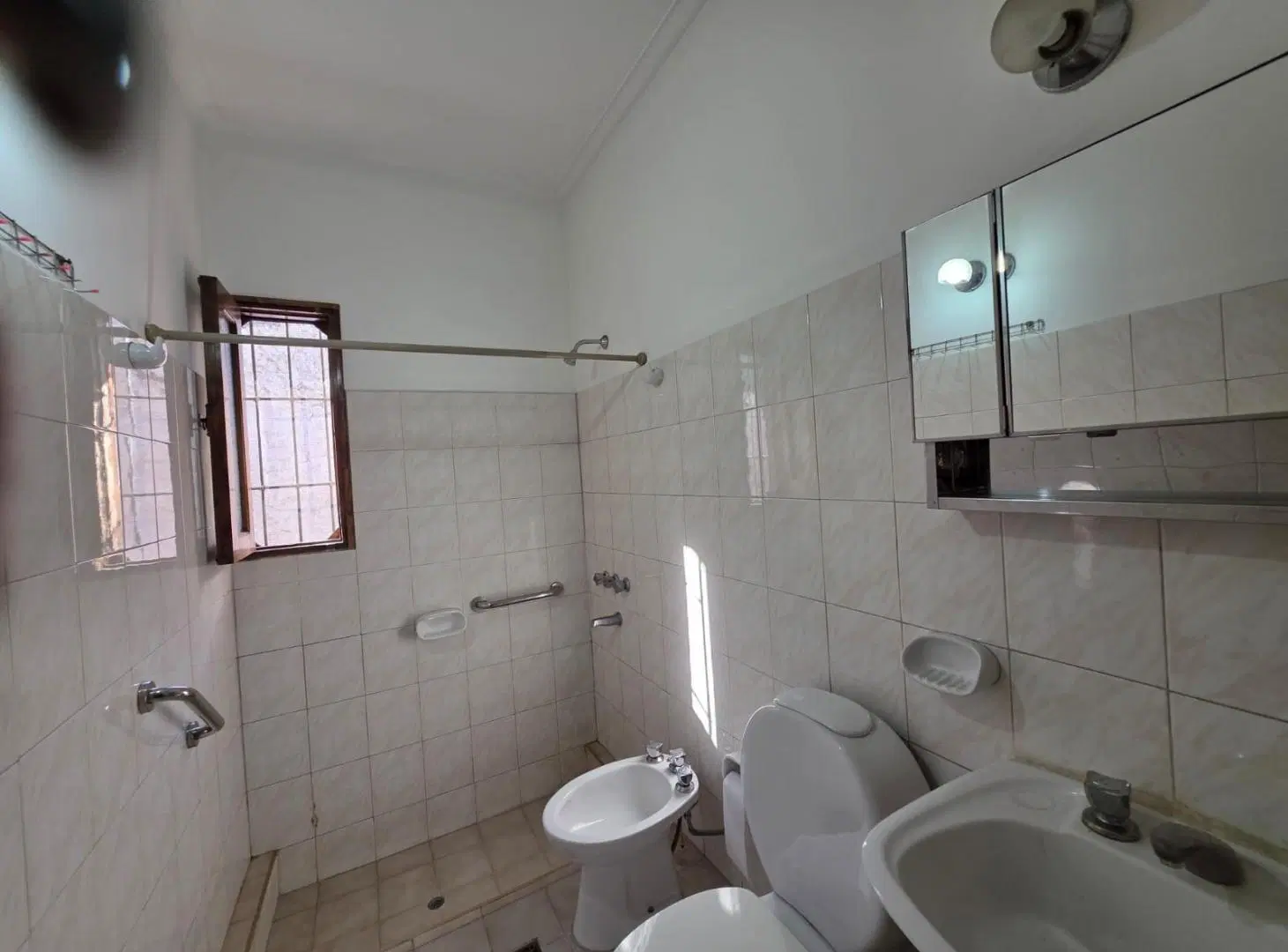 Venta de casa en cuarta seccion, ciudad de Mendoza, tres dormitorios, cochera doble y patio 3