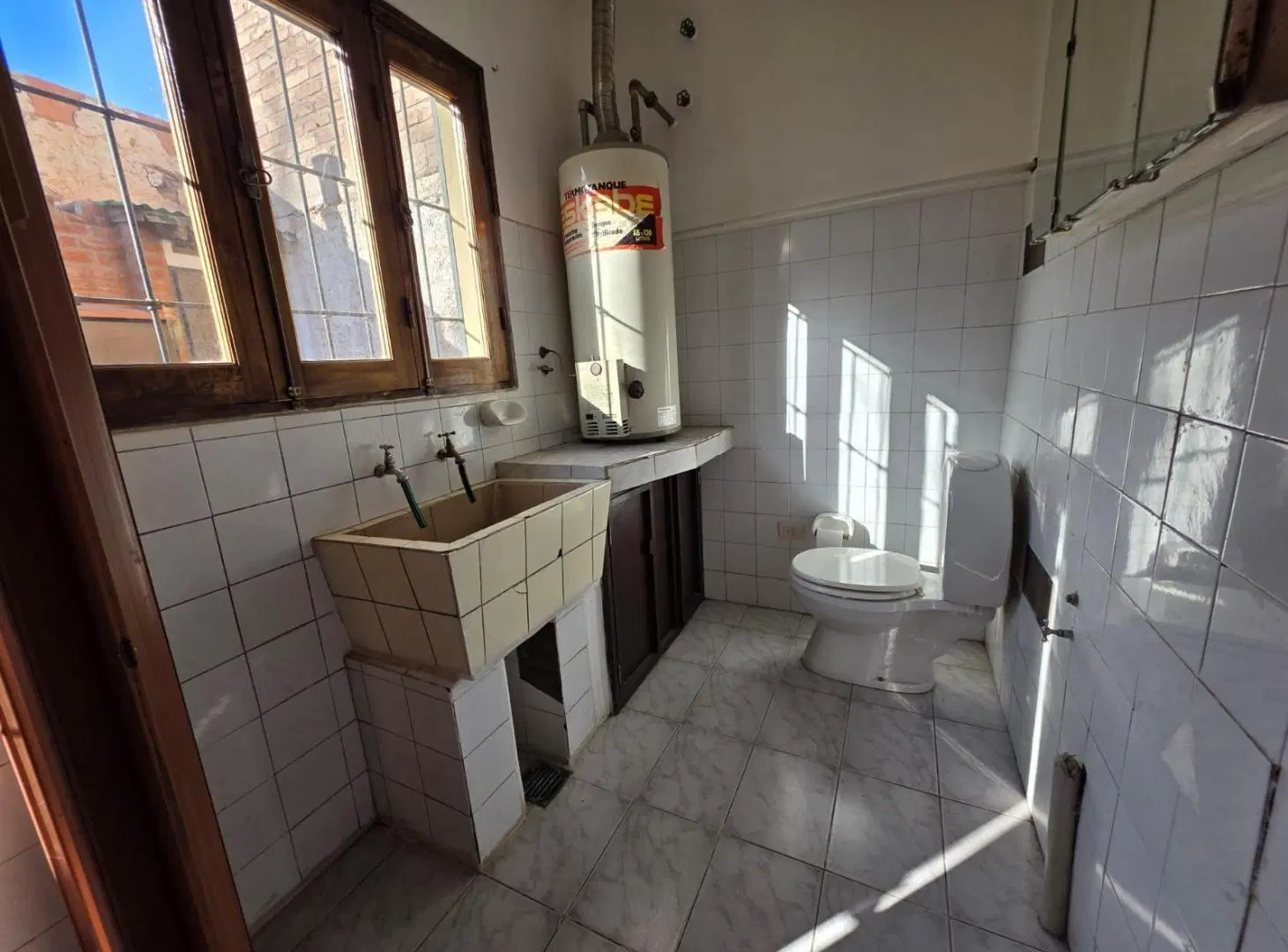 Venta de casa en cuarta seccion, ciudad de Mendoza, tres dormitorios, cochera doble y patio 5