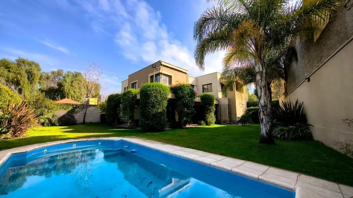 Casa en Venta Callejón Semi Privado Calle Gutiérrez Inmediaciones Club de Campo V, pileta, cochera 2