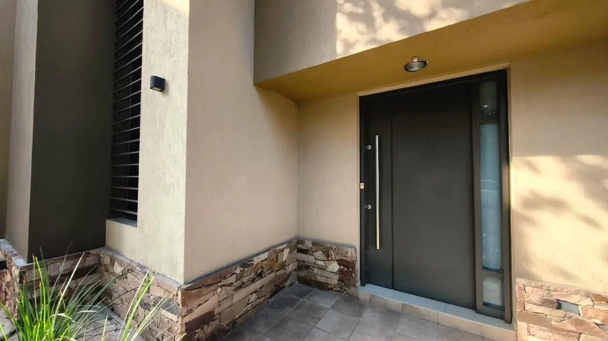 Casa en Venta Callejón Semi Privado Calle Gutiérrez Inmediaciones Club de Campo V, pileta, cochera 4