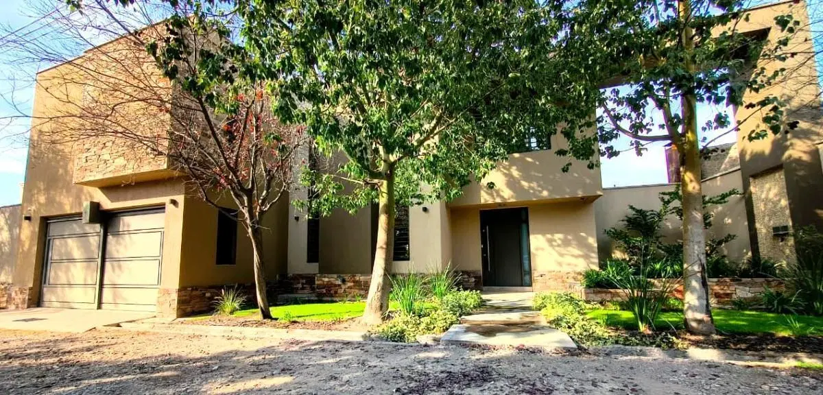 Casa en Venta Callejón Semi Privado Calle Gutiérrez Inmediaciones Club de Campo V, pileta, cochera 5