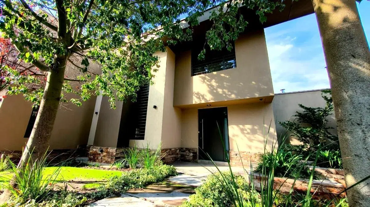 Casa en Venta Callejón Semi Privado Calle Gutiérrez Inmediaciones Club de Campo V, pileta, cochera 3