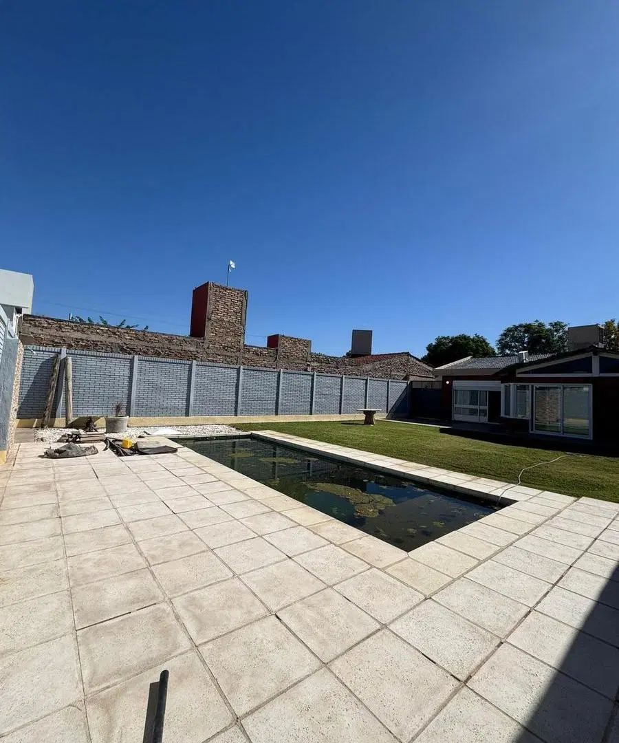 Casa en Venta en Villa America, San Juan/645m2 de terreno, pileta, quincho, cochera y 3 dormitorios 4