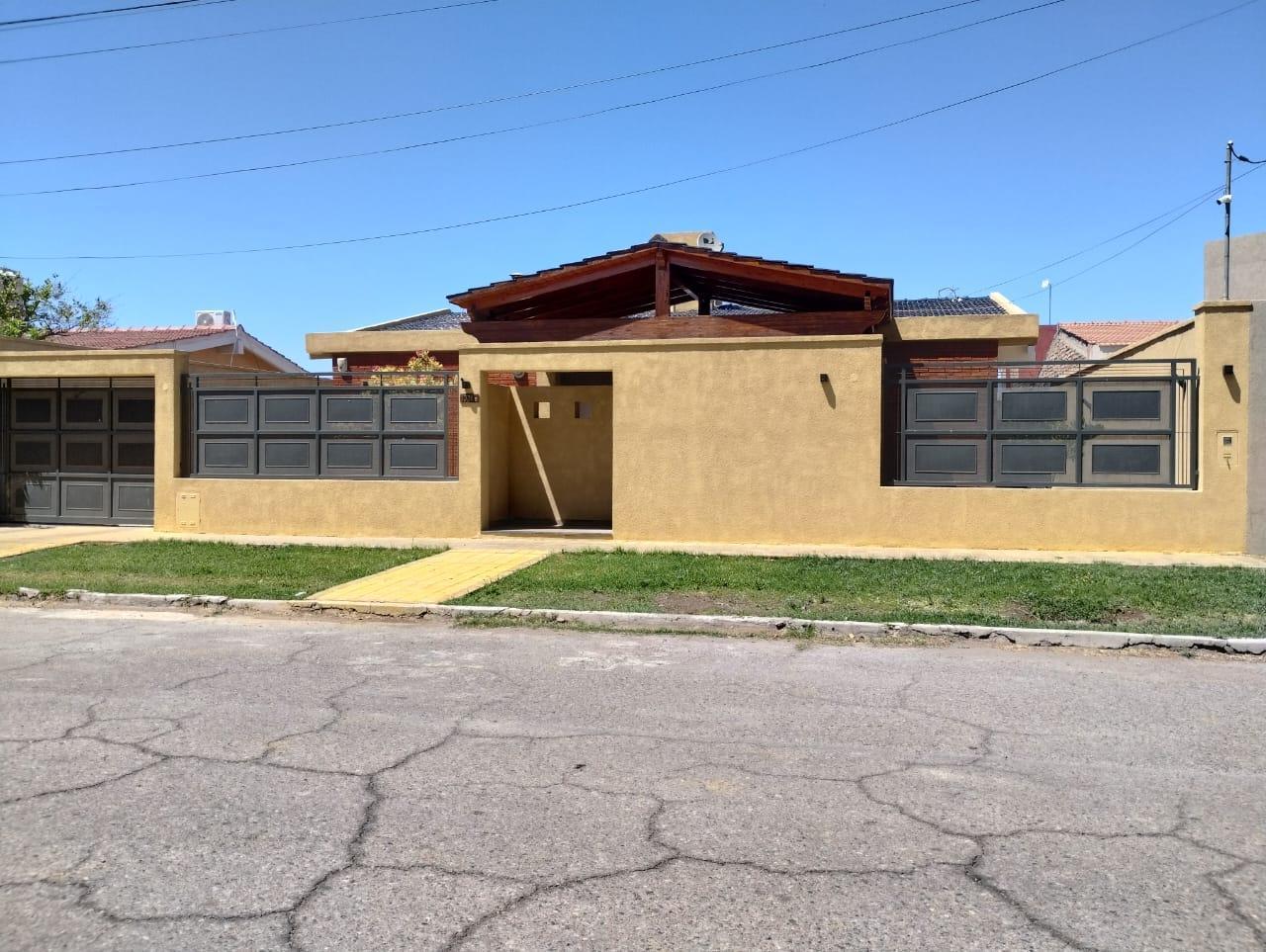 Casa en Venta en Villa America, San Juan/645m2 de terreno, pileta, quincho, cochera y 3 dormitorios