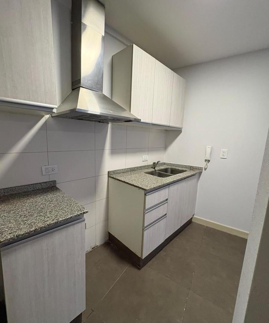 Foto de Departamento en alquiler en planta baja de 1 dormitorio con cochera, imagen 1