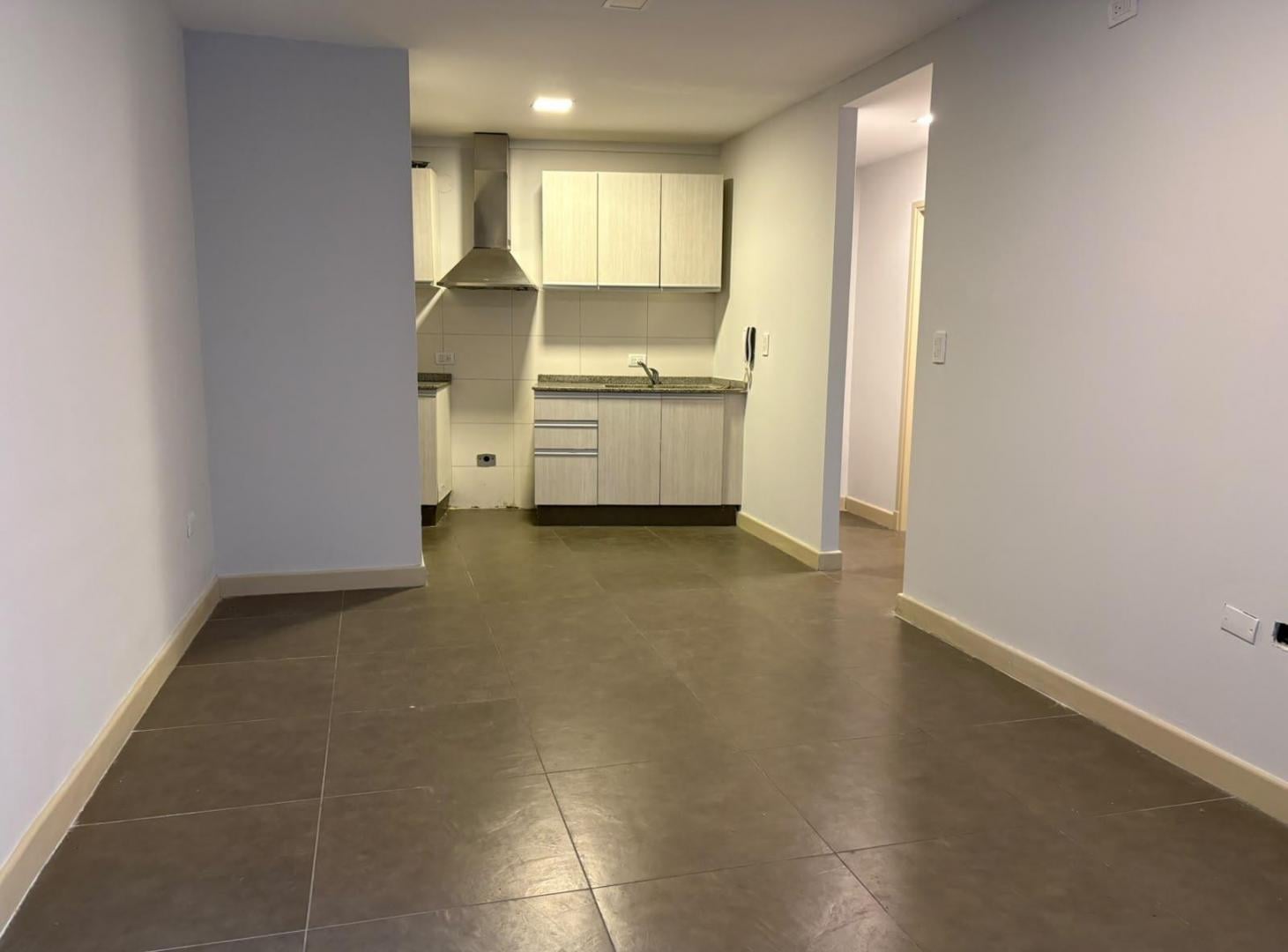 Foto de Departamento en alquiler en planta baja de 1 dormitorio con cochera, imagen 2