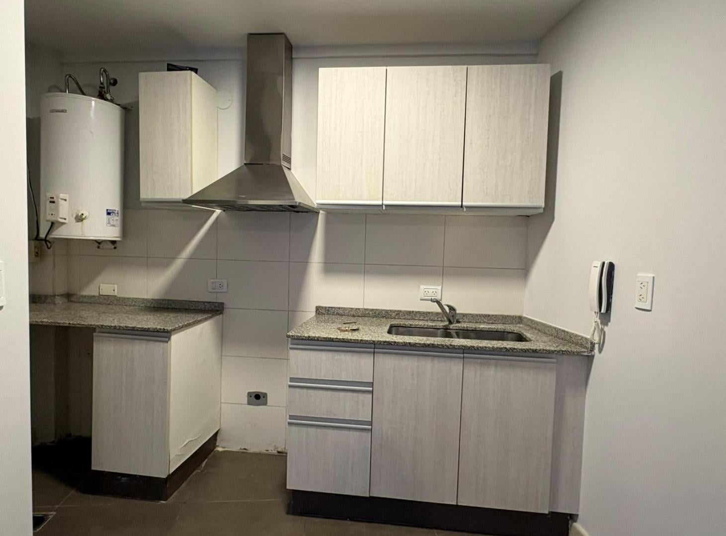 Foto de Departamento en alquiler en planta baja de 1 dormitorio con cochera, imagen 3