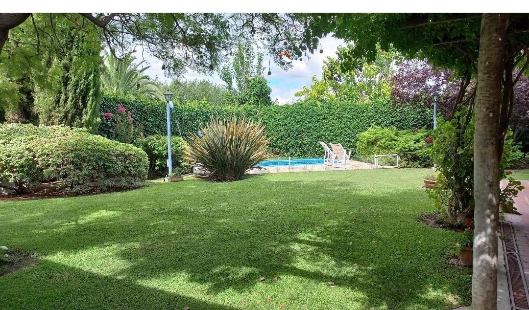 Espectacular Casa a la Venta/Alquiler en Barrio Los Tordos. Jardín, Parrilla, Pileta, Seguridad.