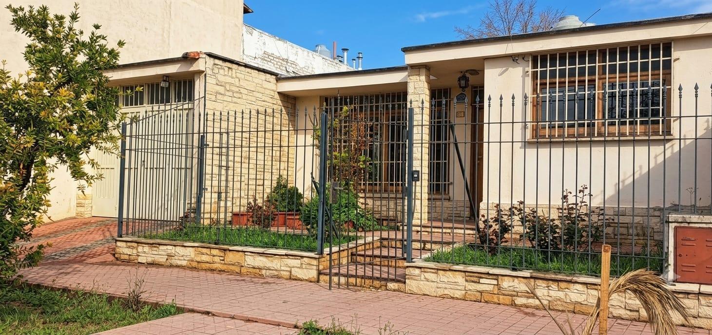 Foto de Casa en venta en Godoy Cruz con tres habitaciones y cochera pasante, imagen 3