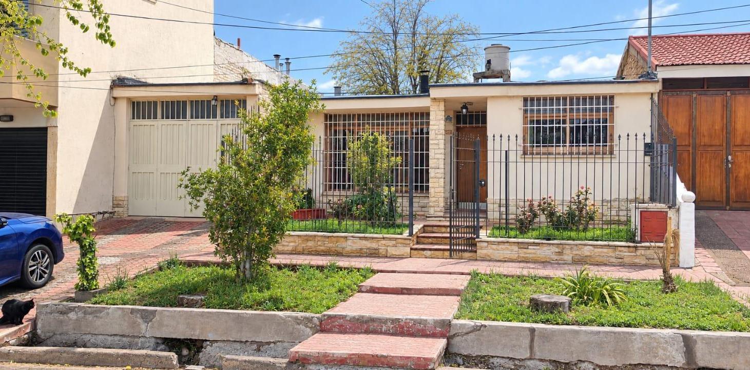 Foto de Casa en venta en Godoy Cruz con tres habitaciones y cochera pasante, imagen 1