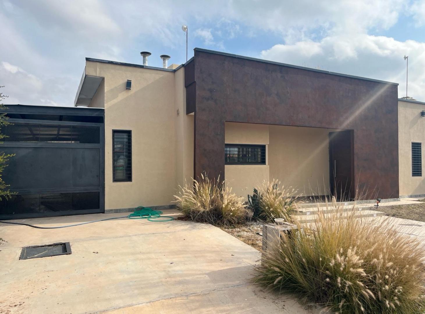 Foto de Espectacular Casa en Venta en VISTALBA, imagen 1